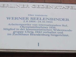 Gedenktafel für Werner Seelenbinder an der Konrad-Agahd-Grunschule in der Neuköllner Thomasstraße