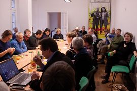 Das Grüne Team beim jährlichen Rixdorfer Strohballenrollen.