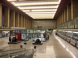 Die Haupthalle im Flughafen Tempelhof.