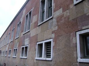 Aussenansicht auf ein Seitengebäude.