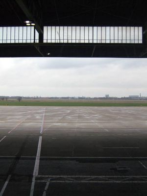 Blick aus dem Gebäude auf den Flughafen.
